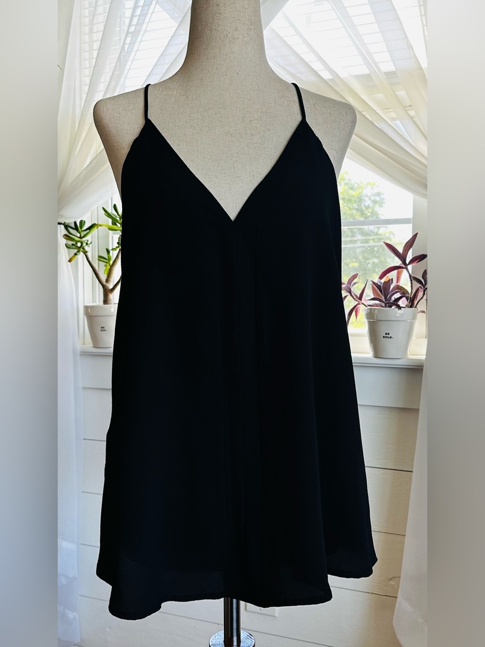 VICI Collection Black textured v-neck camisole top
Size S